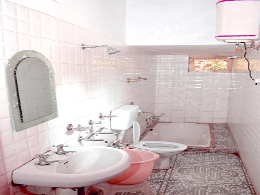 Kasauli Hotel Puri Rom bilde