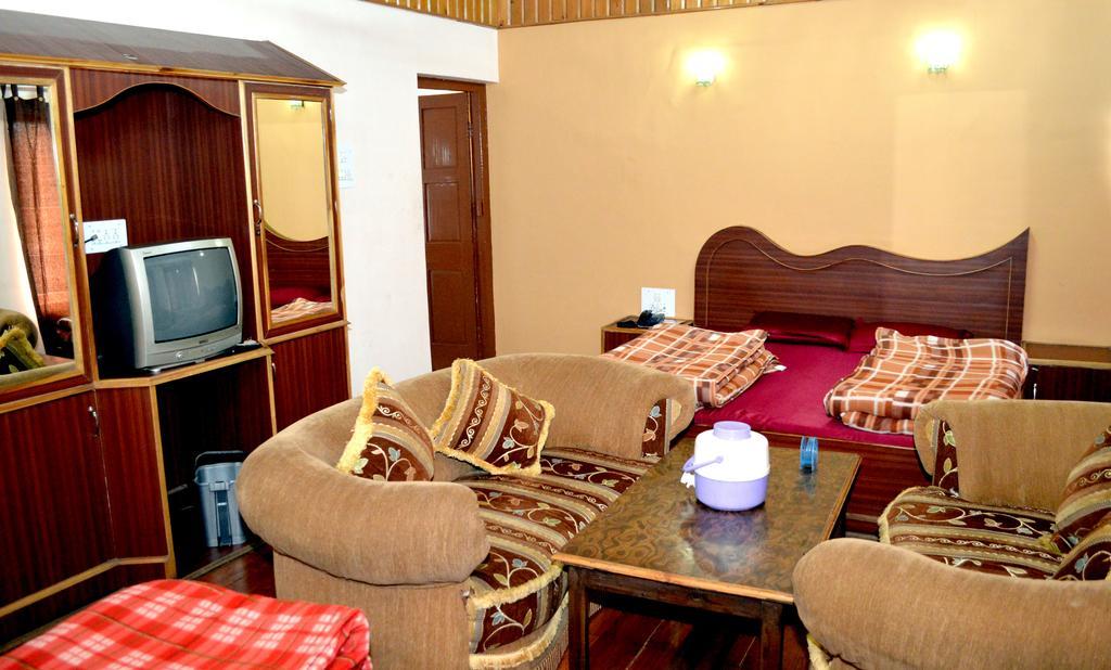 Kasauli Hotel Puri Rom bilde