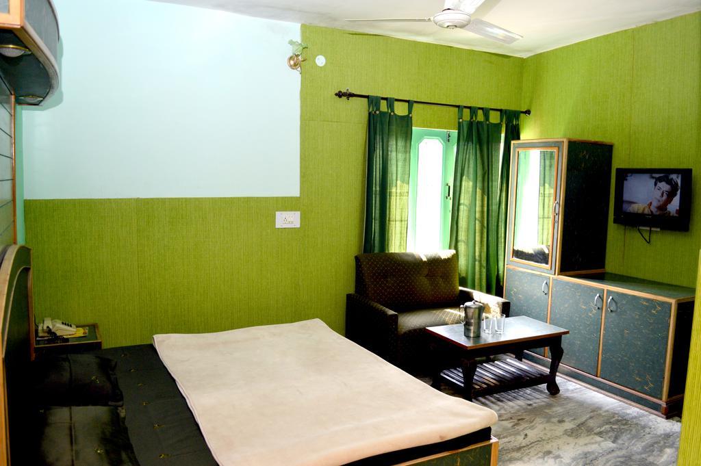 Kasauli Hotel Puri Rom bilde